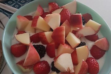 Frühstücks-Couscous mit Joghurtcreme und Früchten