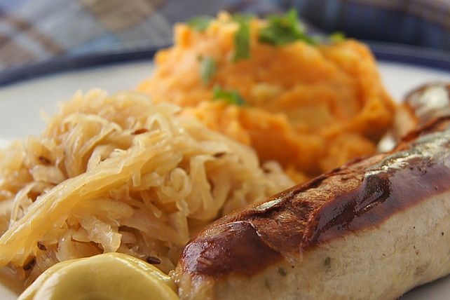 Frische Bratwurst mit Sauerkraut und Süßkartoffel-Püree von Preisfelder ...