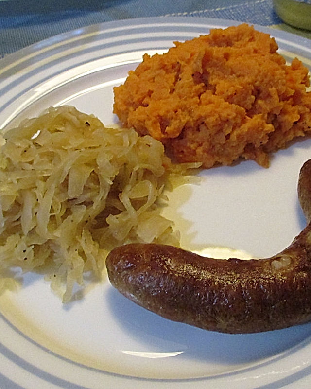Frische Bratwurst mit Sauerkraut und Süßkartoffel-Püree