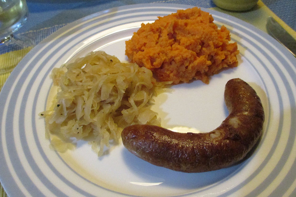 Frische Bratwurst mit Sauerkraut und Süßkartoffel-Püree