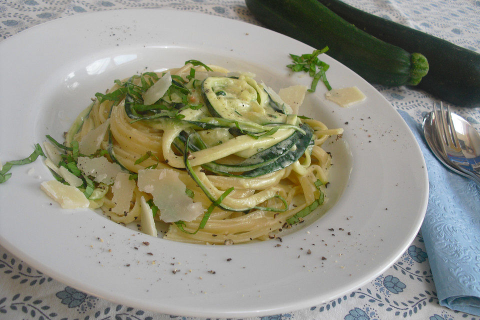 Zucchini-Spaghetti mit Knoblauch und Basilikum