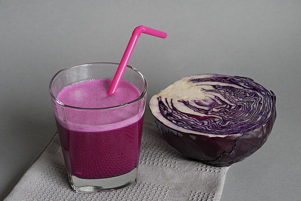 Rotkohl-Bananen-Smoothie mit Ananassaft und Kokoswasser