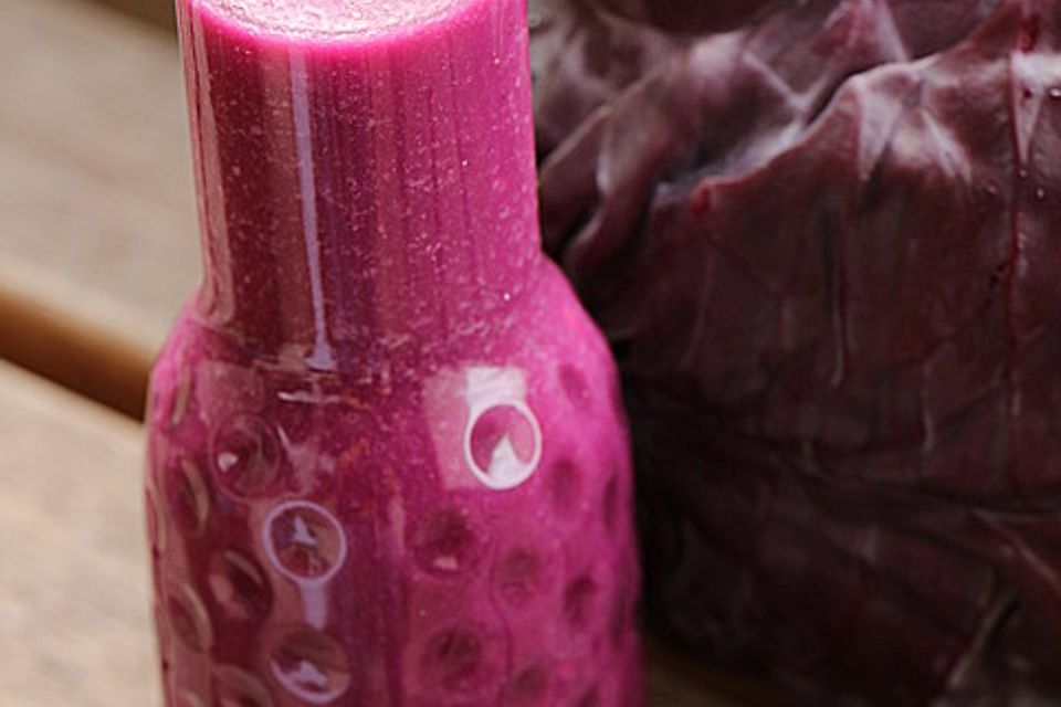 Rotkohl-Bananen-Smoothie mit Ananassaft und Kokoswasser