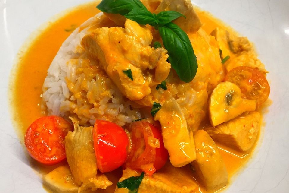 Tomatiges Chicken-Curry mit Champignons in Kokosmilch