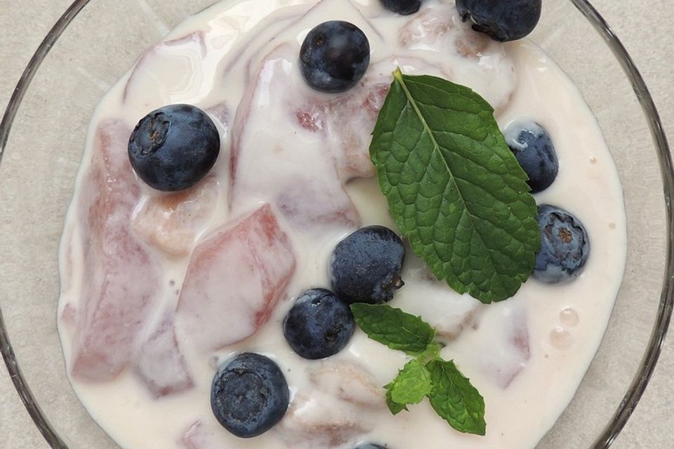 Herrlicher heißer und süßer Obst Nachtisch mit Joghurt