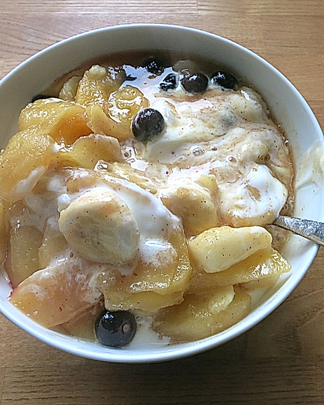 Herrlicher heißer und süßer Obst Nachtisch mit Joghurt