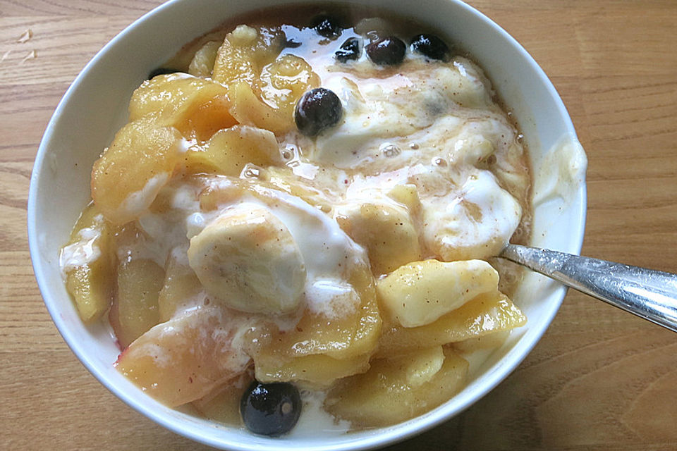 Herrlicher heißer und süßer Obst Nachtisch mit Joghurt