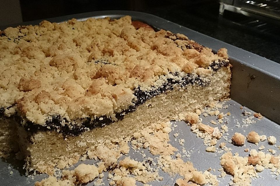 Mohnkuchen mit Haselnussstreuseln