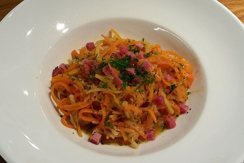 Kartoffel-Möhrenspaghetti mit Sauerkraut