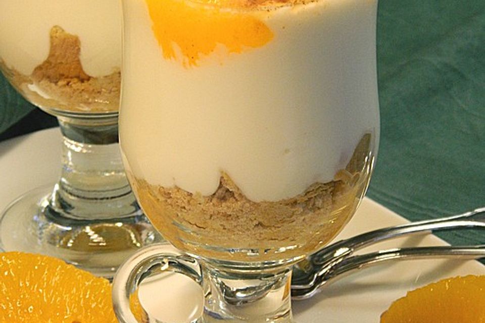 Orange-Zimt-Sauerrahmdessert auf Keksboden