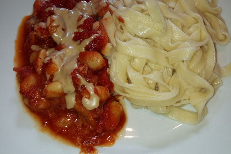 Riesenbohnen in Tomatensauce mit Tahin