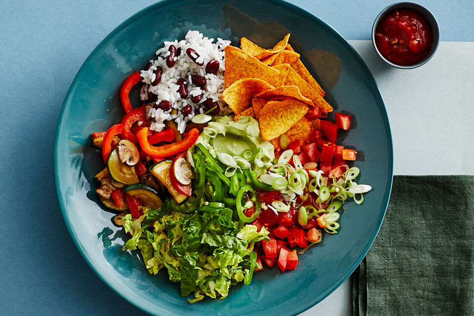 Nacho Bowl mit Bratgemüse, Reis und Bohnen