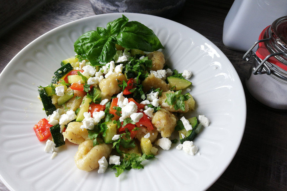 Gnocchi-Gemüse-Pfanne mit Schafskäse