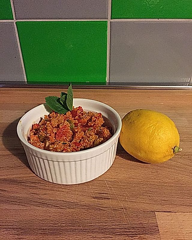 Pikanter Quinoasalat mit Tomate