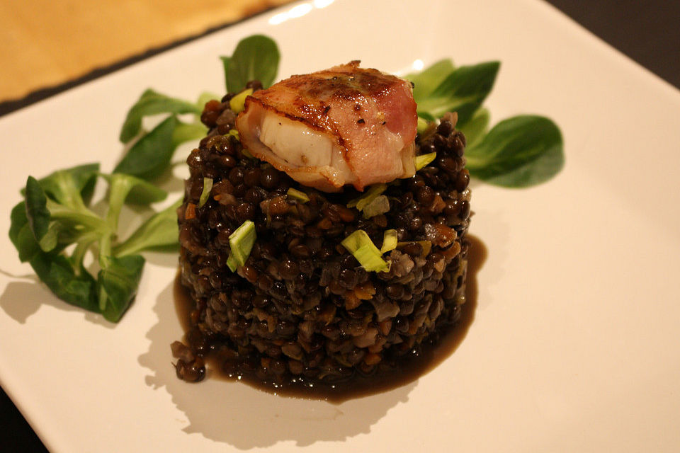 Jakobsmuscheln im Speckmantel auf Linsensalat