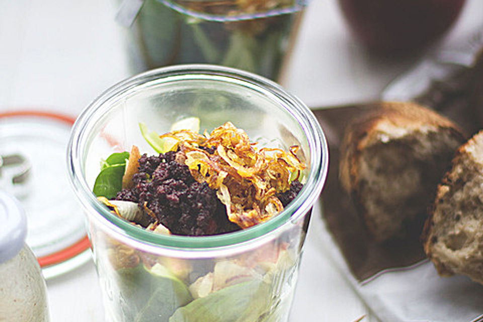 Rheinischer Feldsalat mit Blutwurst, Apfel und Zwiebel