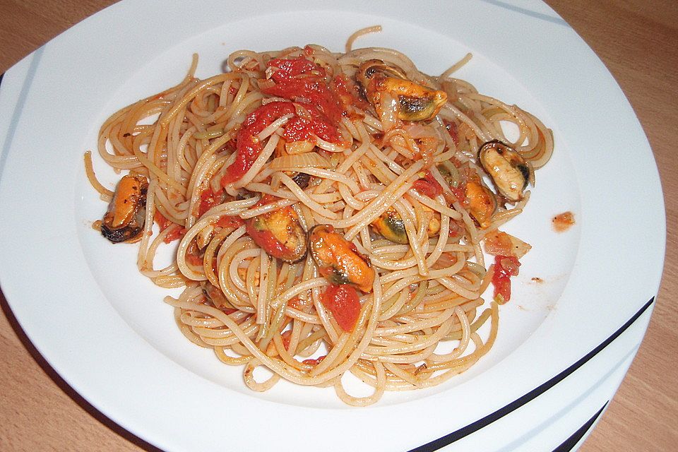 Spaghetti mit Tomaten und Miesmuscheln