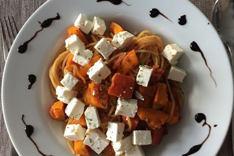 Spaghetti mit Kürbis-Tomaten-Salsa und Feta