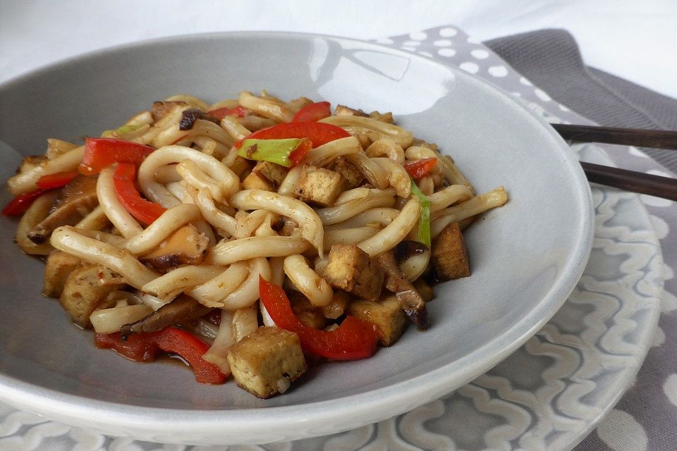 Gebratene Udon-Nudeln mit Hoisinsoße