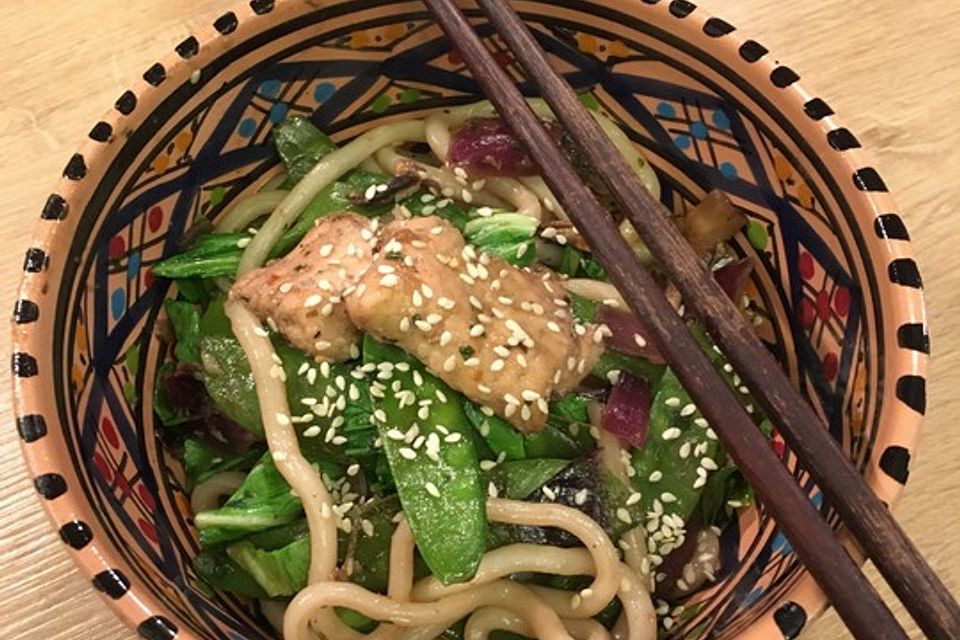 Gebratene Udon-Nudeln mit Hoisinsoße