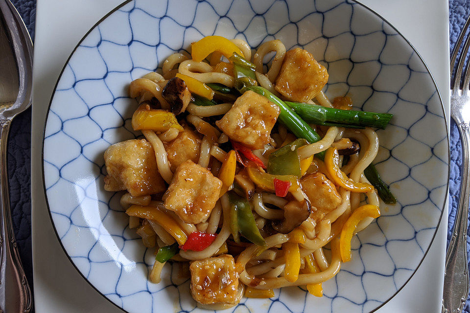 Gebratene Udon-Nudeln mit Hoisinsoße