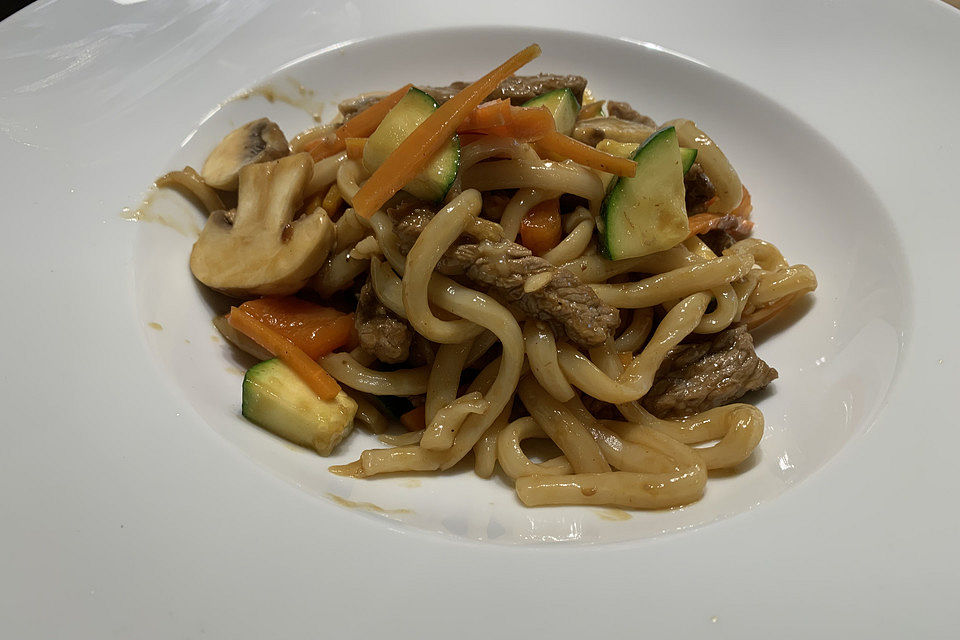 Gebratene Udon-Nudeln mit Hoisinsoße