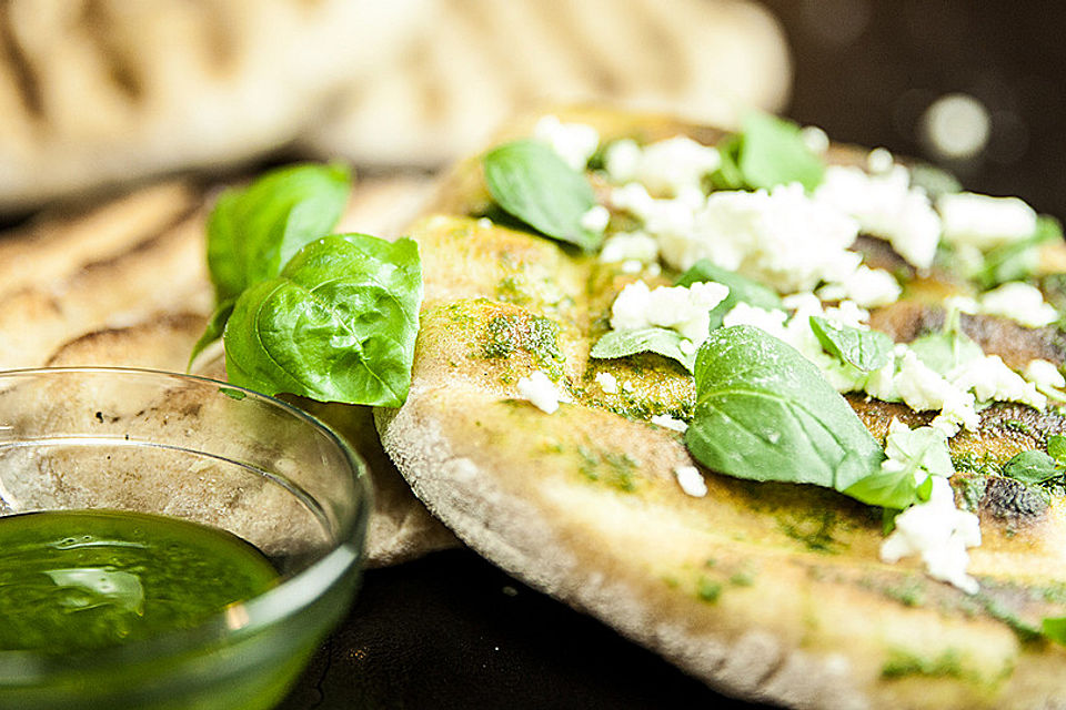 Gefülltes Grillbrot mit Feta und Basilikumöl