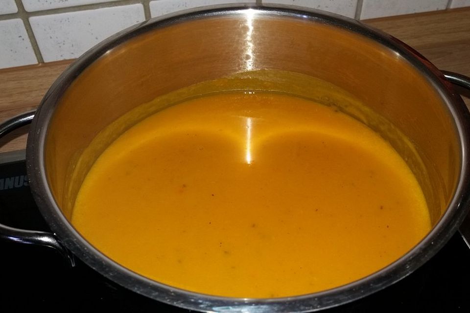 Kürbissuppe mit einem Hauch Curry