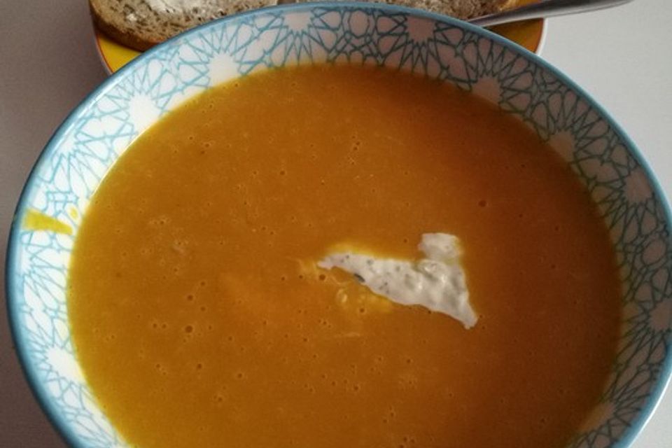 Kürbissuppe mit einem Hauch Curry