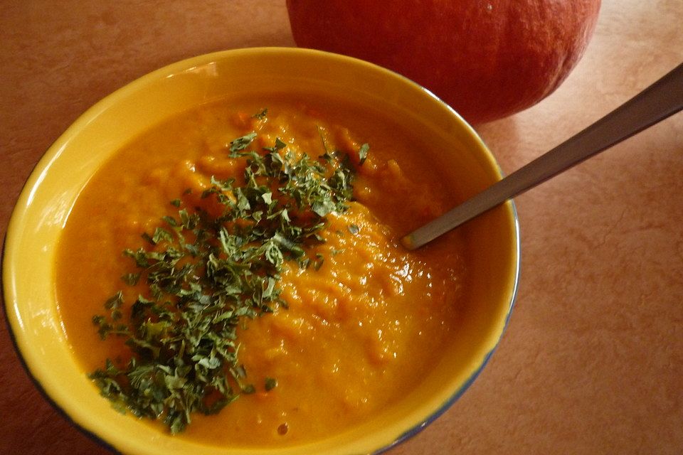 Kürbissuppe mit einem Hauch Curry