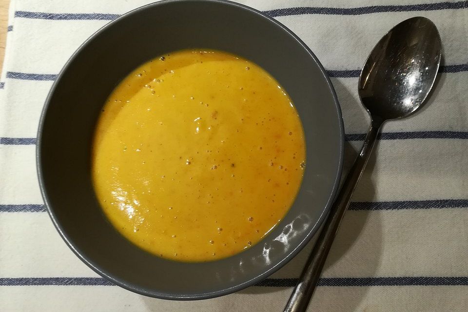 Kürbissuppe mit einem Hauch Curry