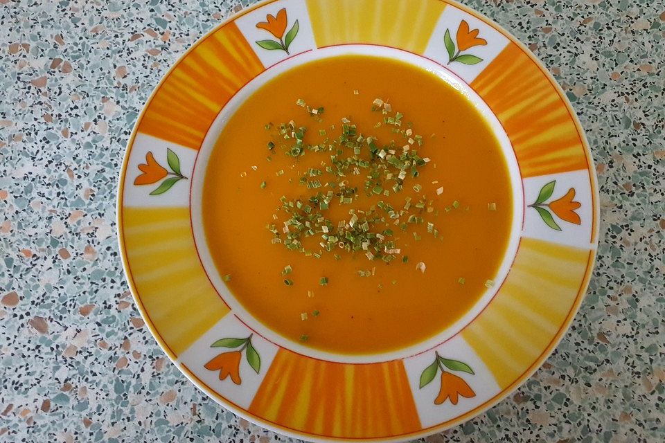 Kürbissuppe mit einem Hauch Curry