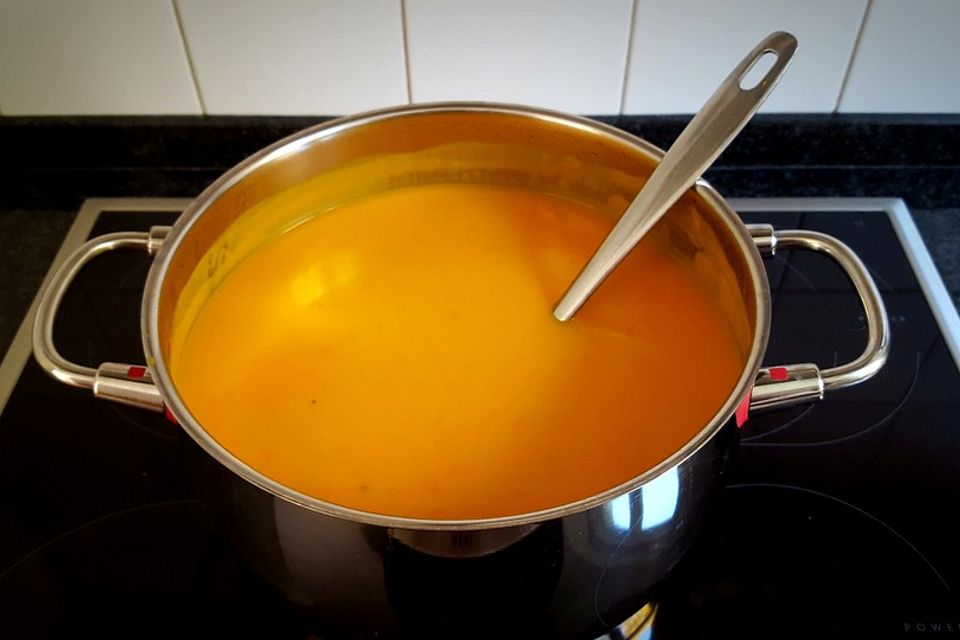 Kürbissuppe mit einem Hauch Curry