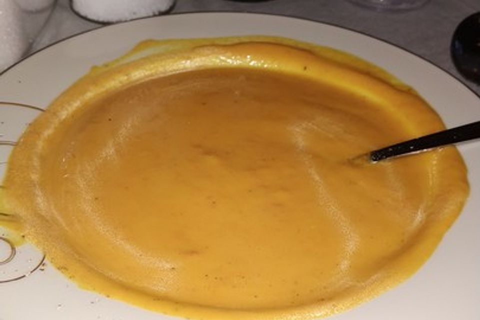 Kürbissuppe mit einem Hauch Curry