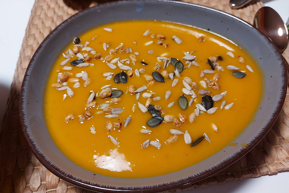 Kürbissuppe mit einem Hauch Curry