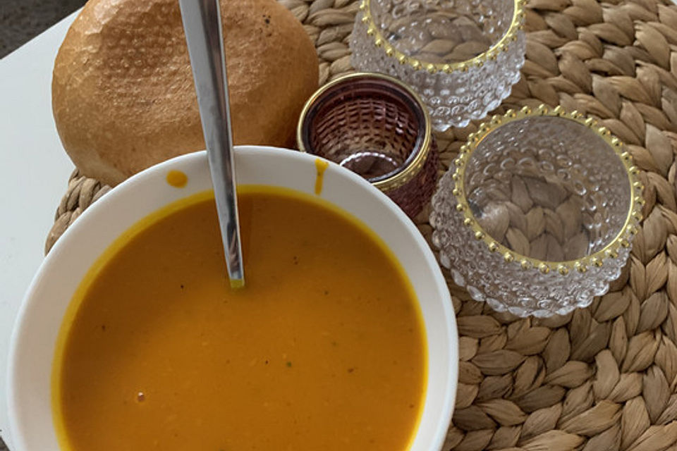 Kürbissuppe mit einem Hauch Curry