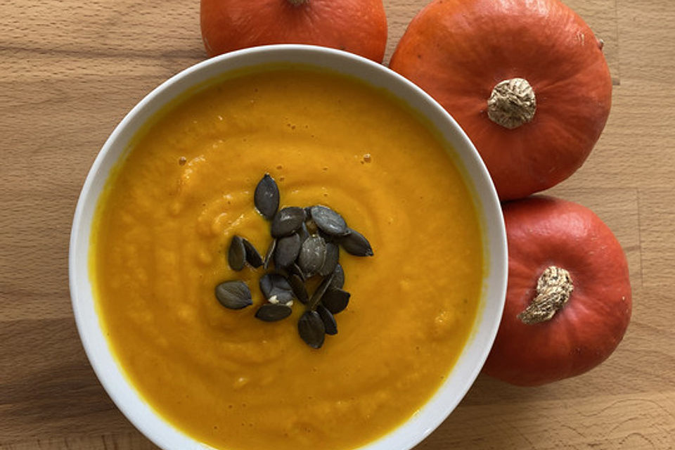 Kürbissuppe mit einem Hauch Curry