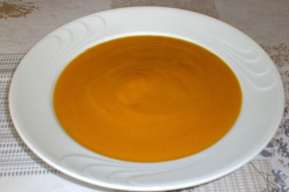 Kürbissuppe mit einem Hauch Curry