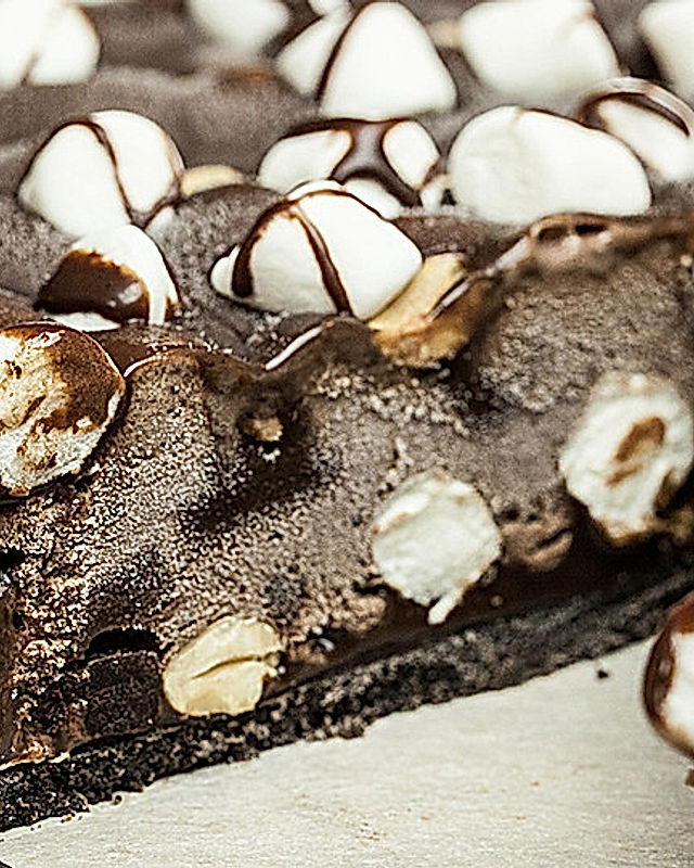 Schokofudge-Marshmallow-Eiskuchen mit Oreo-Keksboden