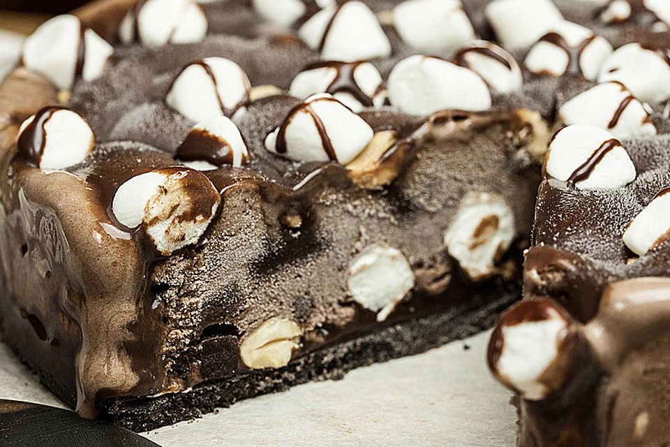 Schokofudge-Marshmallow-Eiskuchen mit Oreo-Keksboden