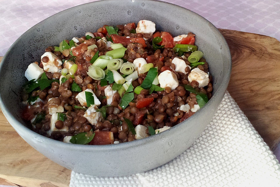 Linsensalat mit Lauchzwiebeln, Tomaten und Feta-Käse