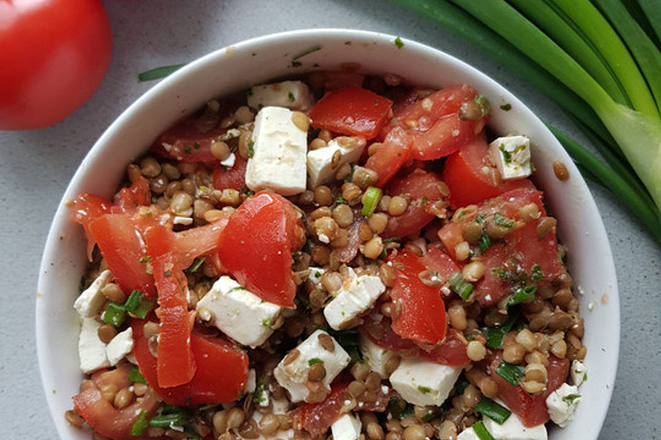 Linsensalat mit Lauchzwiebeln, Tomaten und Feta-Käse