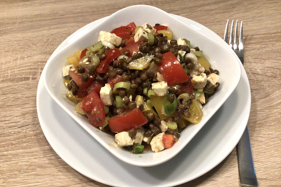 Linsensalat mit Lauchzwiebeln, Tomaten und Feta-Käse