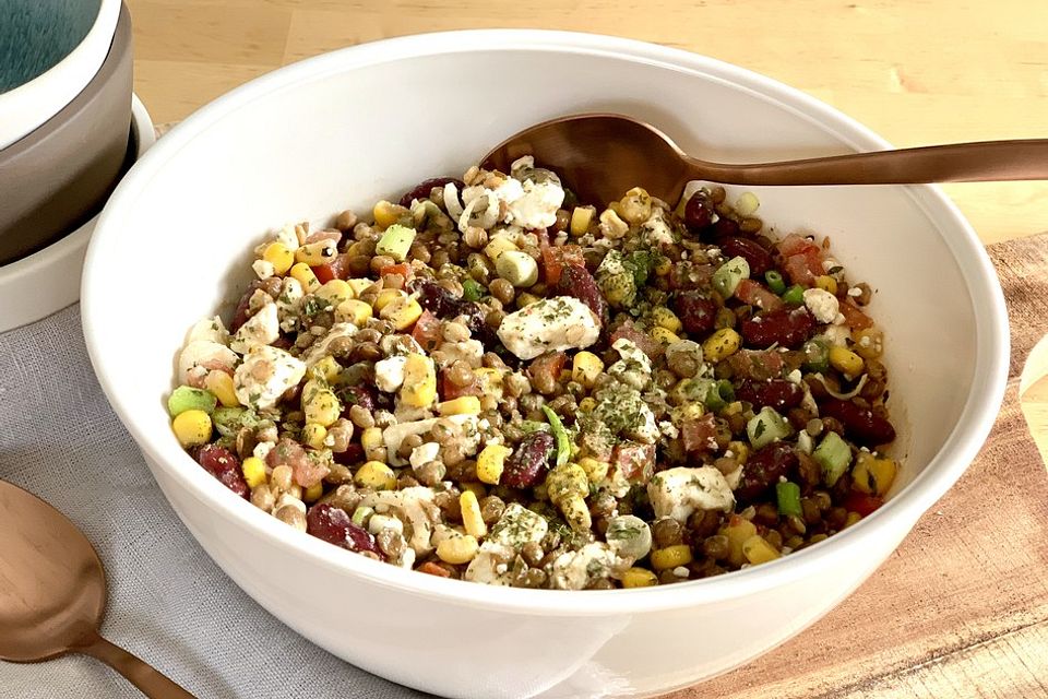 Linsensalat mit Lauchzwiebeln, Tomaten und Feta-Käse