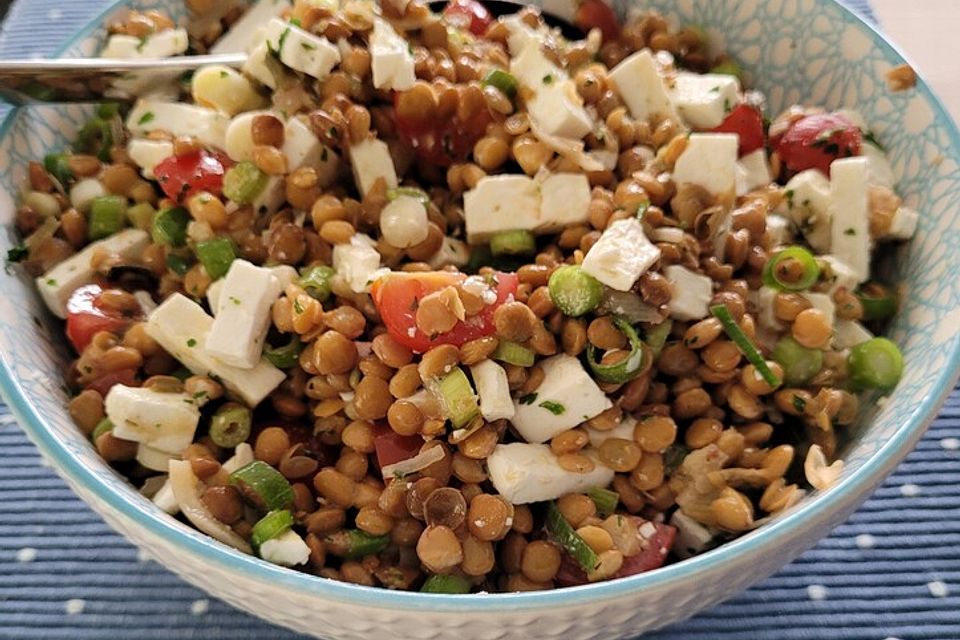 Linsensalat mit Lauchzwiebeln, Tomaten und Feta-Käse