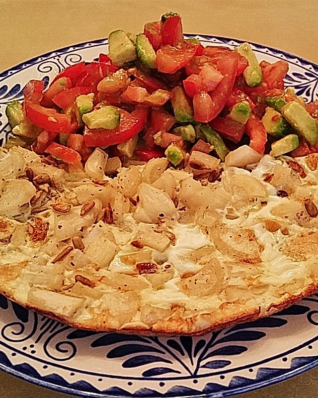 Petersilienwurzel-Frittata mit Tomaten-Avocado-Salat