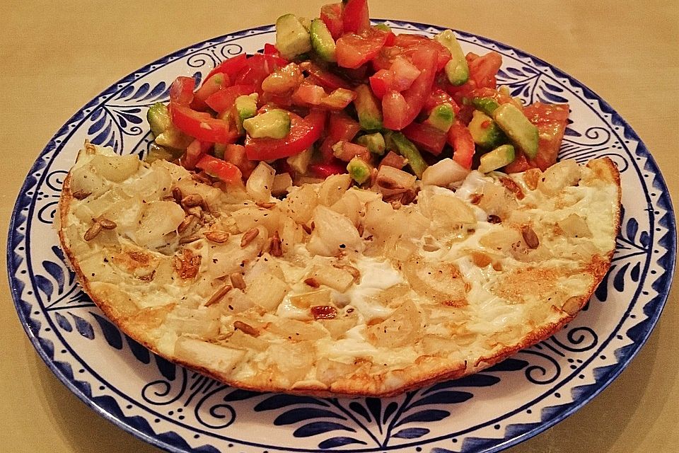 Petersilienwurzel-Frittata mit Tomaten-Avocado-Salat