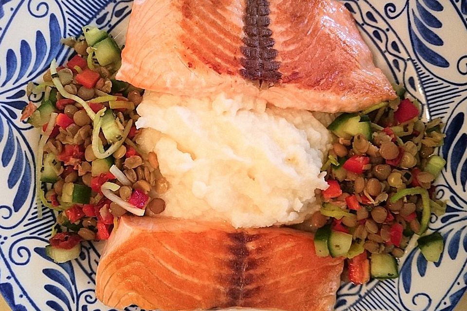 Lachsfilet mit mediterranem Linsensalat und Blumenkohlpüree