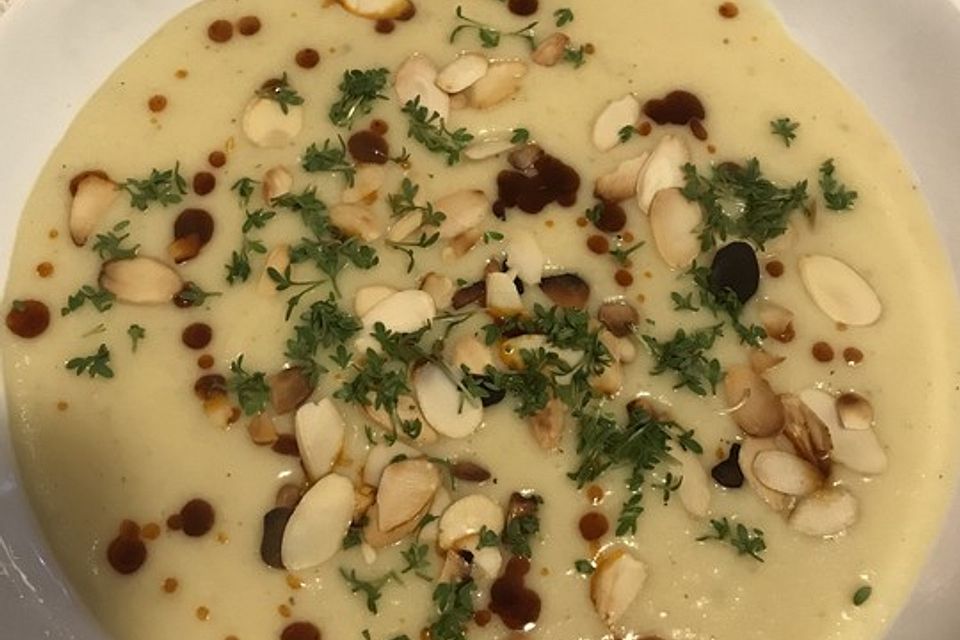 Pastinaken-Blumenkohlsuppe mit gerösteten Mandeln und Kresse