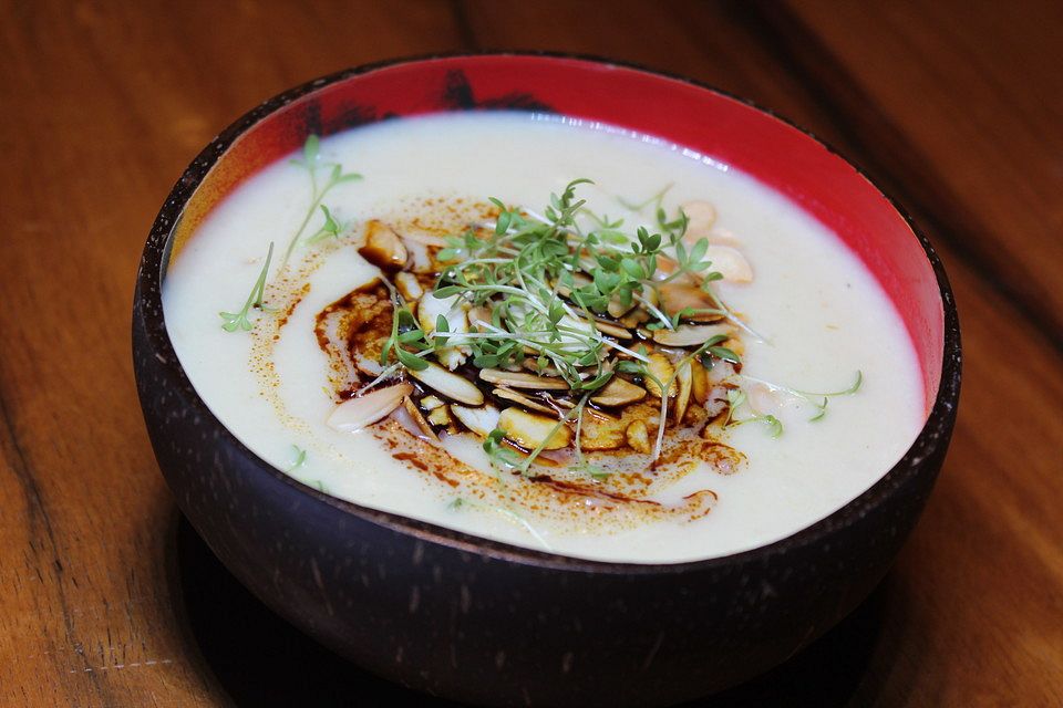 Pastinaken-Blumenkohlsuppe mit gerösteten Mandeln und Kresse